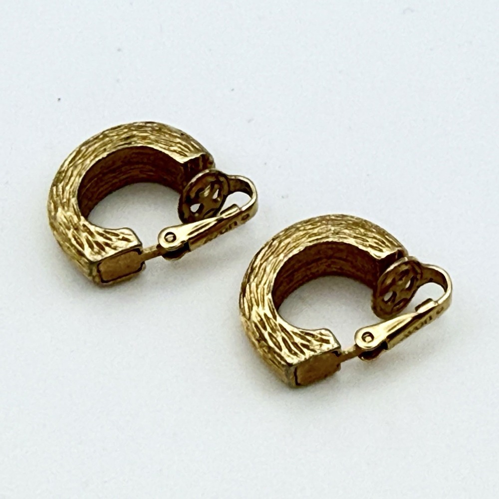 Avon Gold Tone Textured Bark Clip On Earrings Half Hoop J-Hoop Fashion Jewelry - Picture 5 of 14